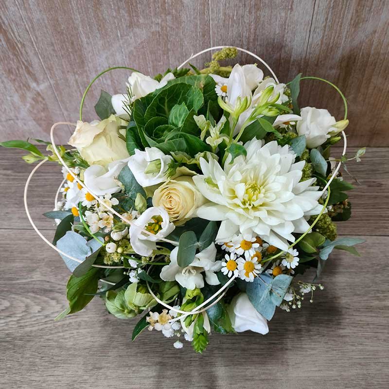 Composition ronde blanche et verte : dahlia, roses, camomille et eucalyptus
