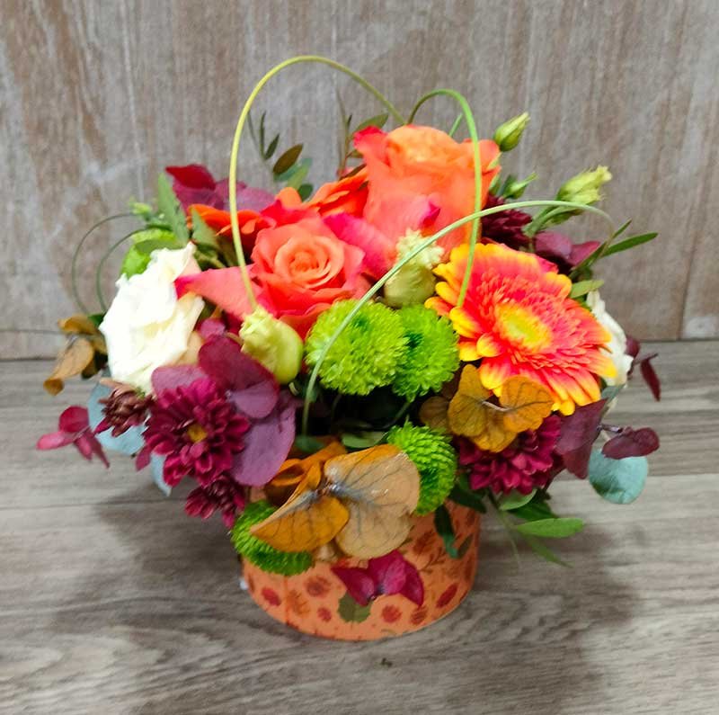 Composition automnale orangée en boîte fleurie : roses, gerberas et hortensias séchés