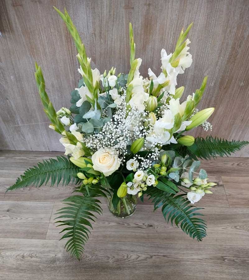 Grand bouquet blanc en vase : glaïeuls, lys, gypsophile et fougères