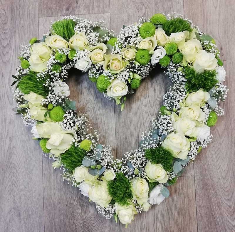 Cœur floral blanc et vert : roses, gypsophile et œillets