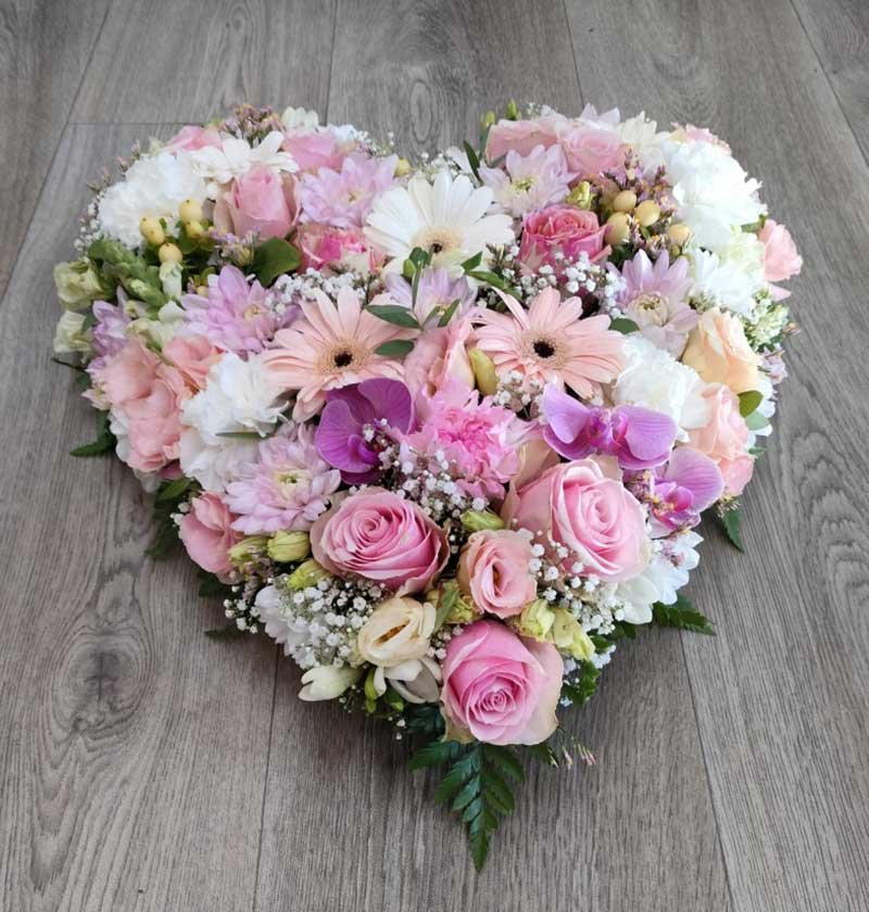 Cœur floral pastel : roses, gerberas, orchidées et œillets roses